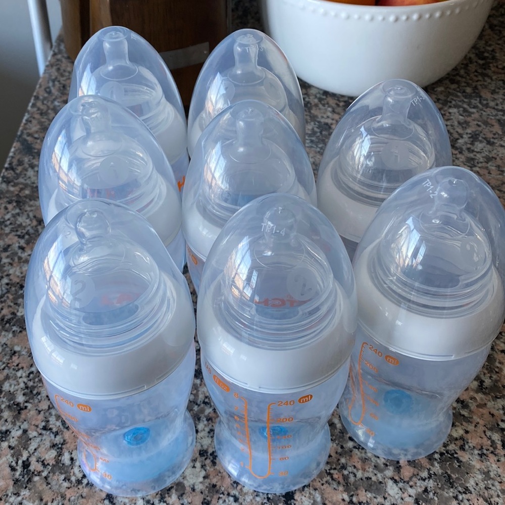 Lot of 8 munchkin latch bottles